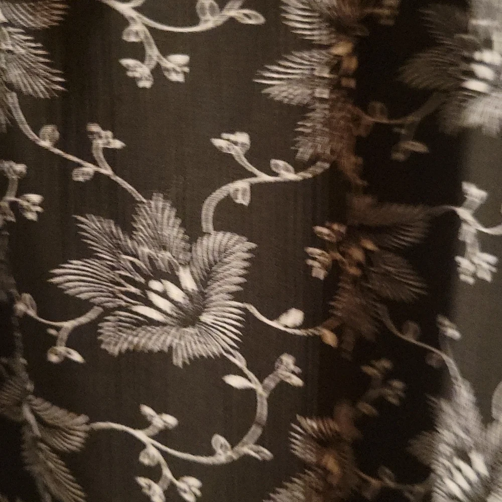 EUC APT 9 BLACK AND WHITE TANK - Picture 3 of 9
